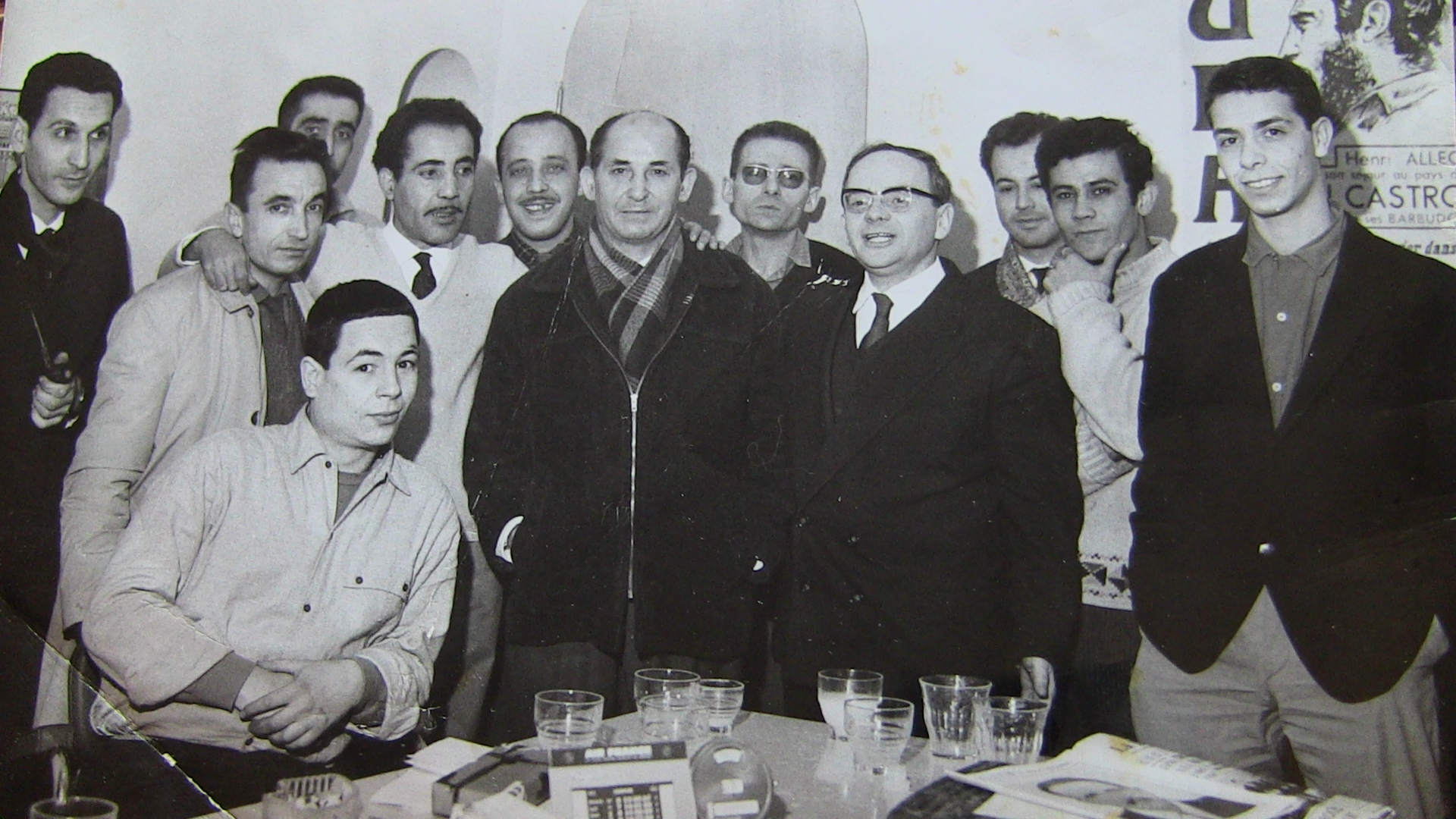 Henri Alleg entouré de l'équipe d'Alger républicain