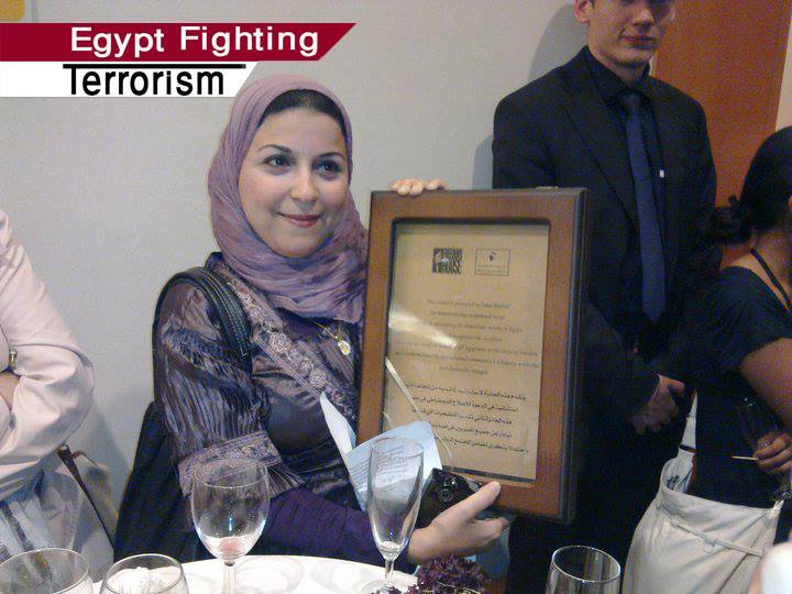 Israa Abdel Fattah posant avec le prix qui lui a été décerné par Freedom House - <span class="caps">DR</span>