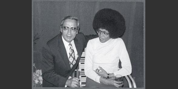 Jules Borker, en 1972, avec Angela Davis, en Californie, où elle risquait la peine de mort - Mémoires. d'Humanité : Archives départementales de la Seine Saint Denis- - <span class="caps">DR</span>