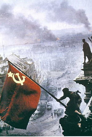 Le drapeau rouge soviétique flotte sur le Reischtag.