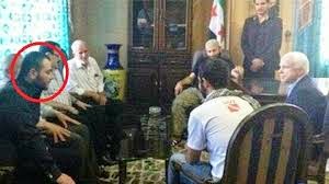 John McCain, président de l´<span class="caps">IRI</span>, en compagnie de Abou Bakr Al Bagdadi, leader de Daesh