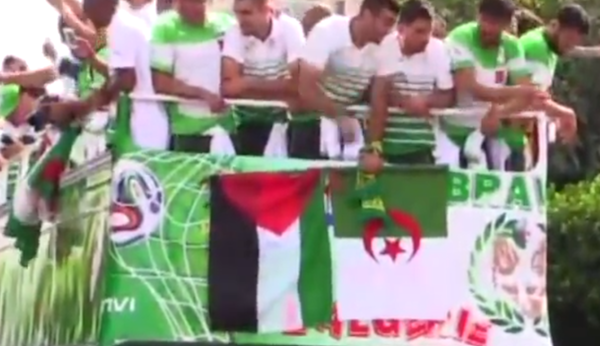 L'équipe nationale algérienne défilant<small class="fine"> </small>? son retour du Brésil avec les drapeaux algérien et palestinien... Une très belle image pour le peuple algérien - <span class="caps">DR</span>