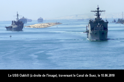 Le <span class="caps">USS</span> Oakhill, à droite de l'image, traversant le Canal de Suez le 18.06.2010