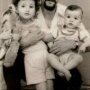 Rabah Guenzet et ses deux filles. Rabah Guenzet a été assassiné le 05 (…)
