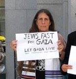 Lynn Gotlieb - Lynn Gottlieb est américaine et rabbin. Pour elle, le silence face à l'injustice est une complicité avec l'injustice ; c'est pourquoi elle soutient la campagne BDS, et milite pour la levée du blocus de Gaza. Elle a fait des grèves de la faim contre ce blocus et participé à la « Gaza Freedom March » {JPEG}