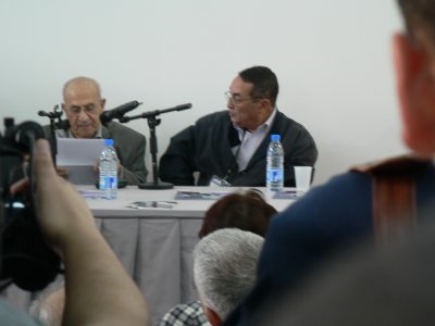 Omar Chaalal et Willliam Sportisse au salon du livre d'Alger lors de l'hommage qui fut rendu à Henri Alleg le 2 novembre 2013.jpg {JPEG}